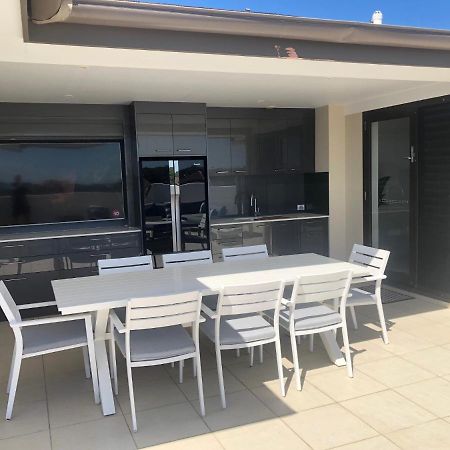 Grand Mercure Allegra Hervey Bay Buitenkant foto Outdoor kitchen