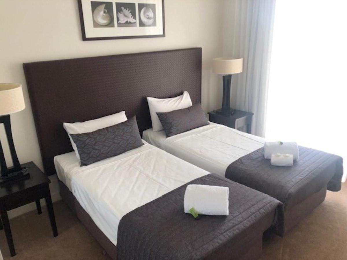 Grand Mercure Allegra Hervey Bay Buitenkant foto A bedroom at the hotel