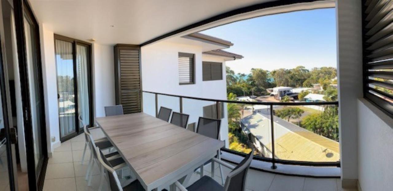Grand Mercure Allegra Hervey Bay Buitenkant foto A balcony