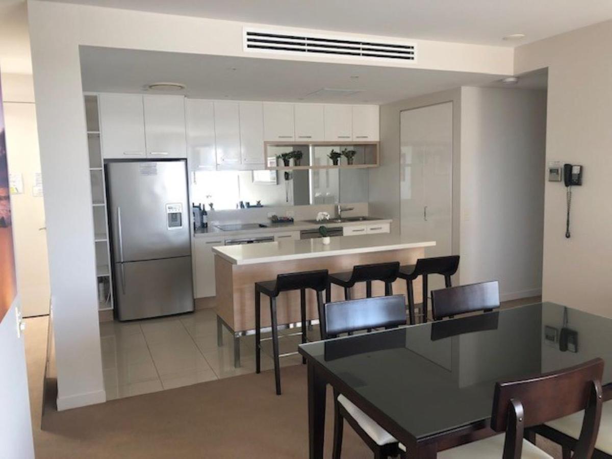 Grand Mercure Allegra Hervey Bay Buitenkant foto A kitchen in a typical apartment