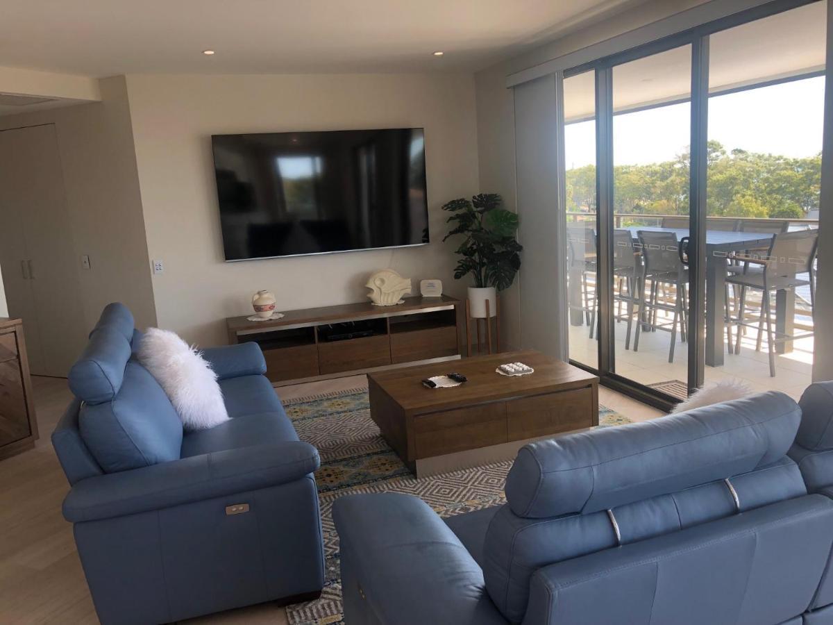 Grand Mercure Allegra Hervey Bay Buitenkant foto Living room at the Ritz-Carlton, South Beach