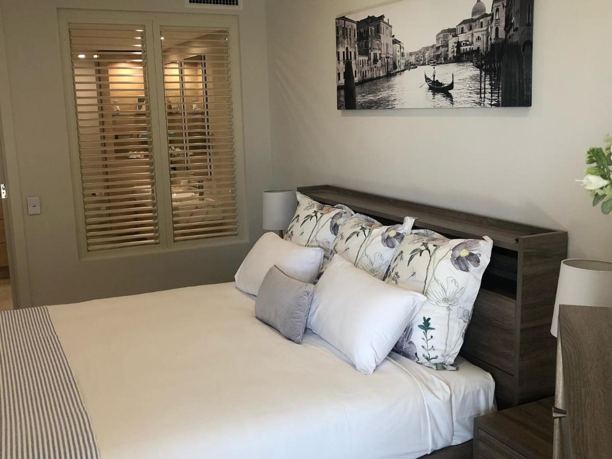 Grand Mercure Allegra Hervey Bay Buitenkant foto A bedroom with plantation shutters