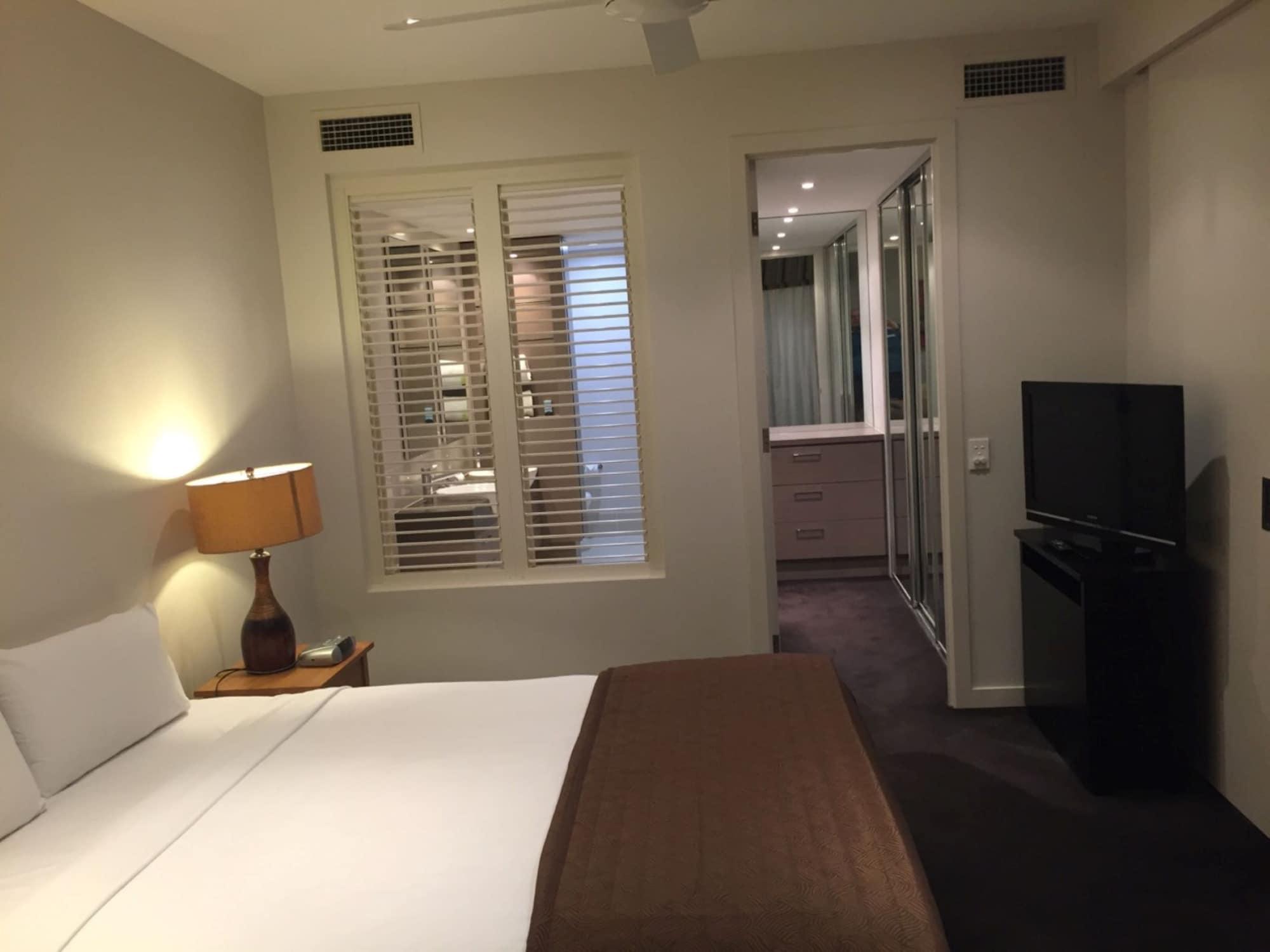 Grand Mercure Allegra Hervey Bay Buitenkant foto A bedroom at the hotel