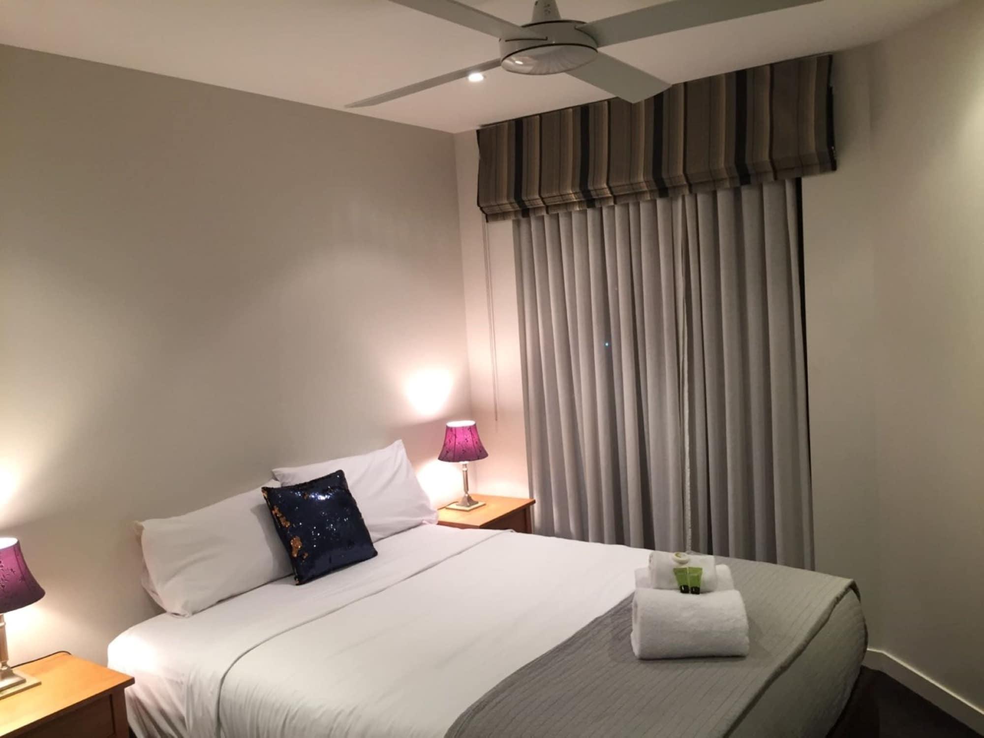 Grand Mercure Allegra Hervey Bay Buitenkant foto A bedroom at the hotel