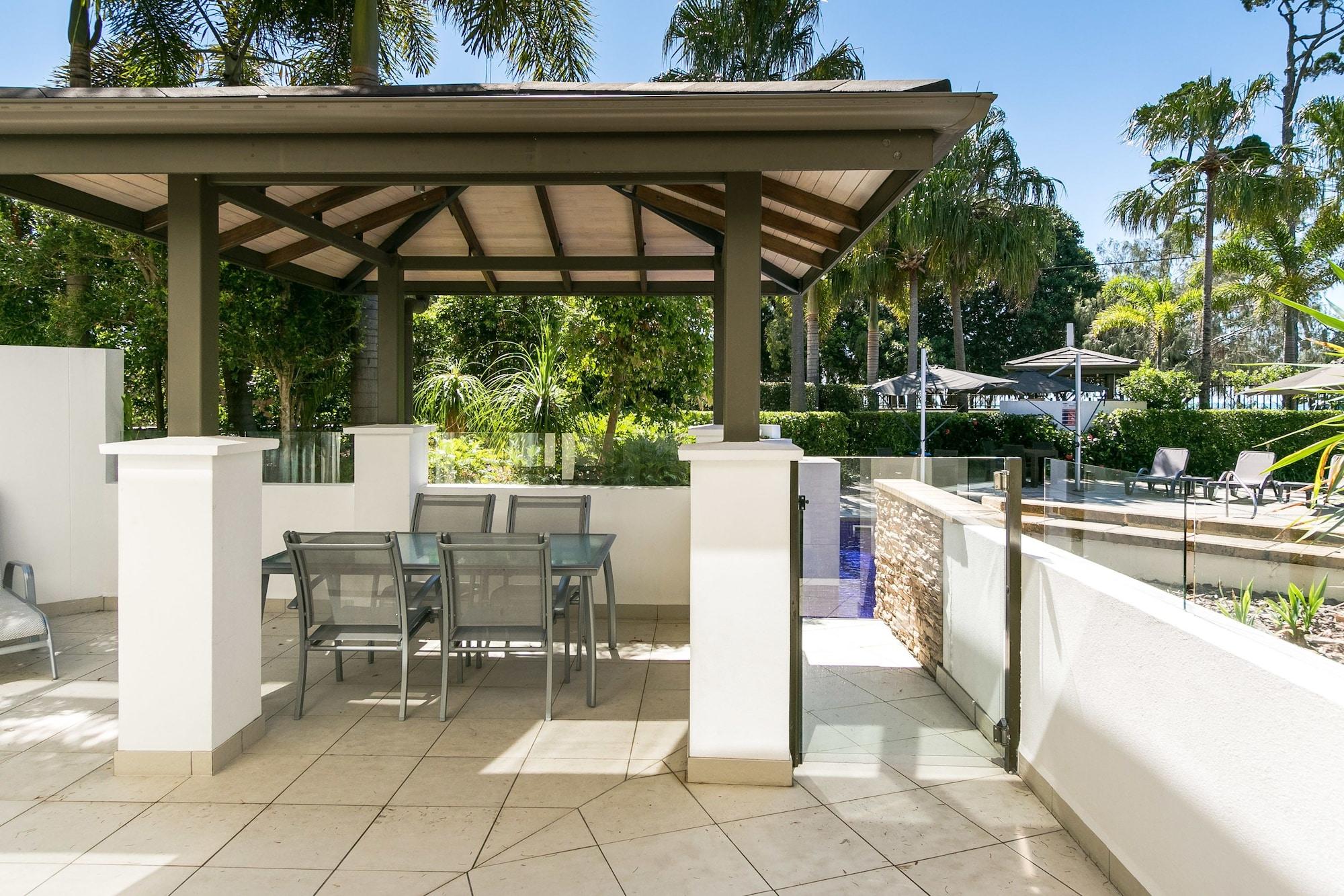 Grand Mercure Allegra Hervey Bay Buitenkant foto The pool at the hotel