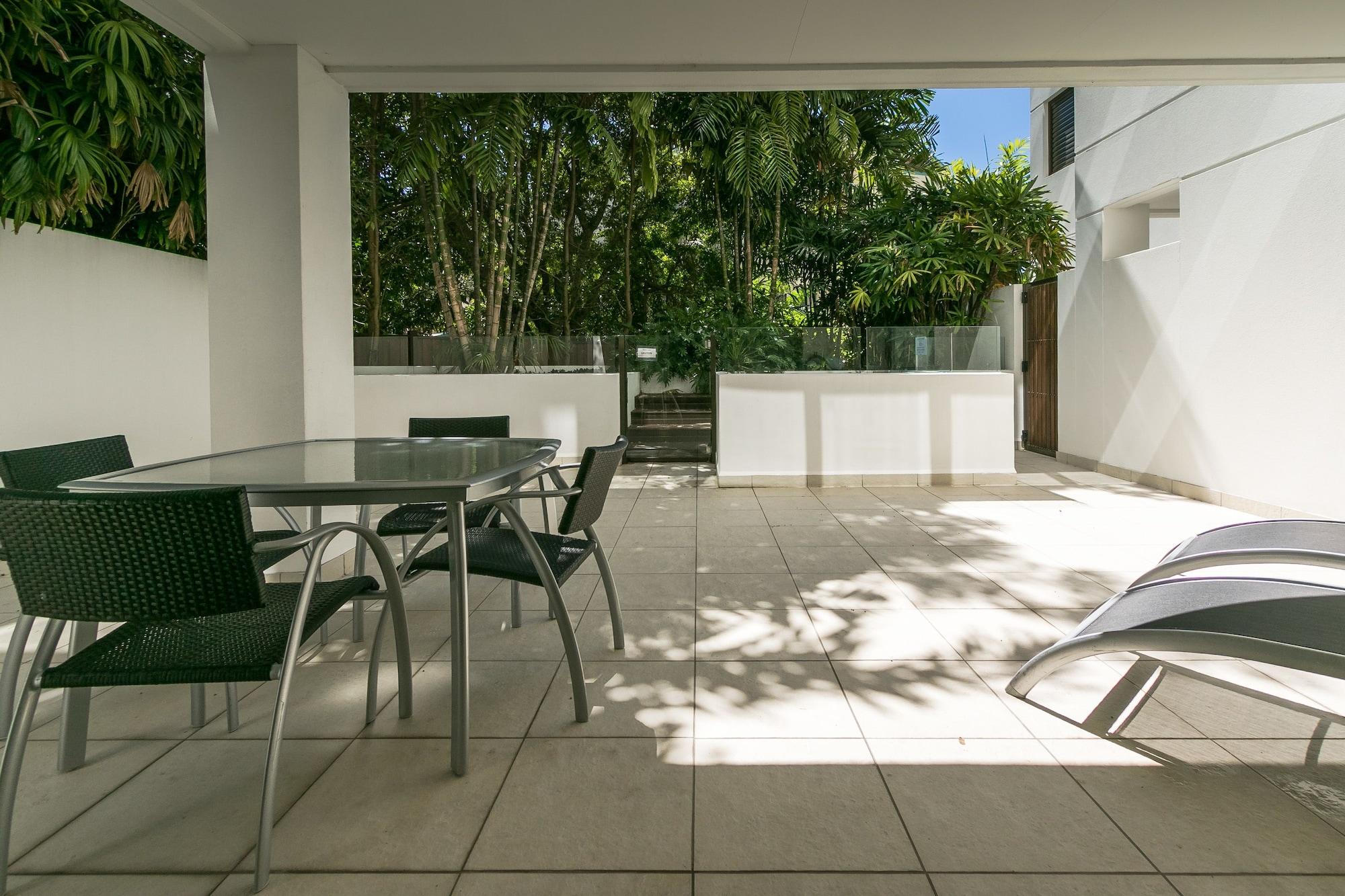 Grand Mercure Allegra Hervey Bay Buitenkant foto The courtyard of a typical apartment at the complex