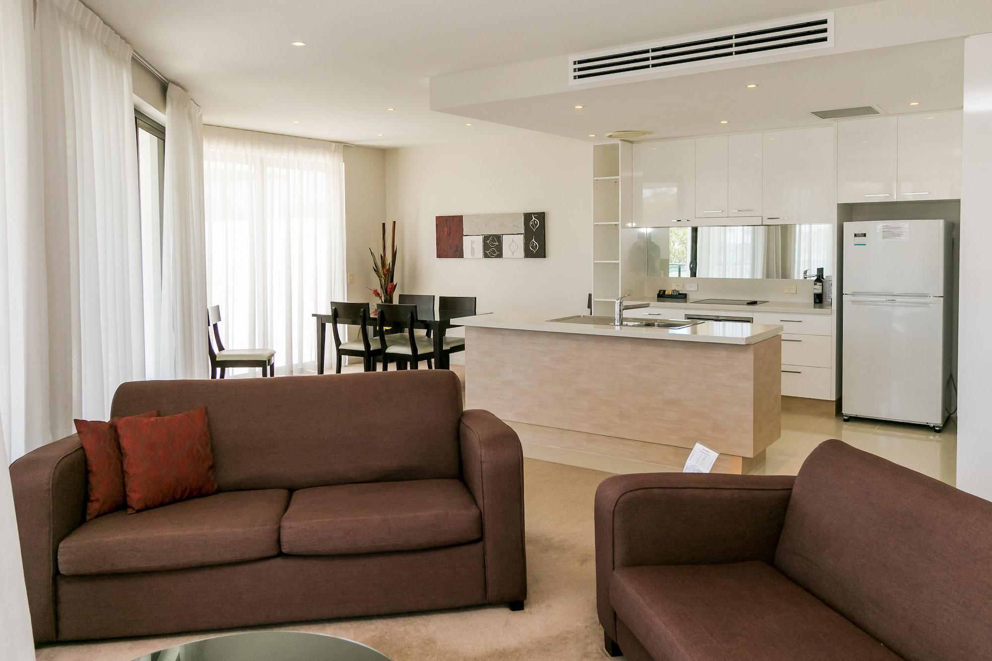 Grand Mercure Allegra Hervey Bay Buitenkant foto A living room with a kitchen