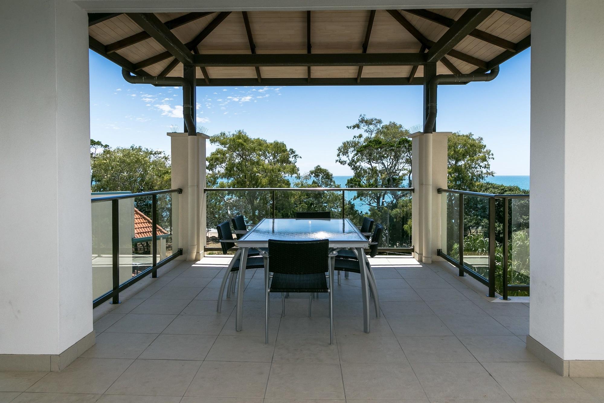 Grand Mercure Allegra Hervey Bay Buitenkant foto A balcony