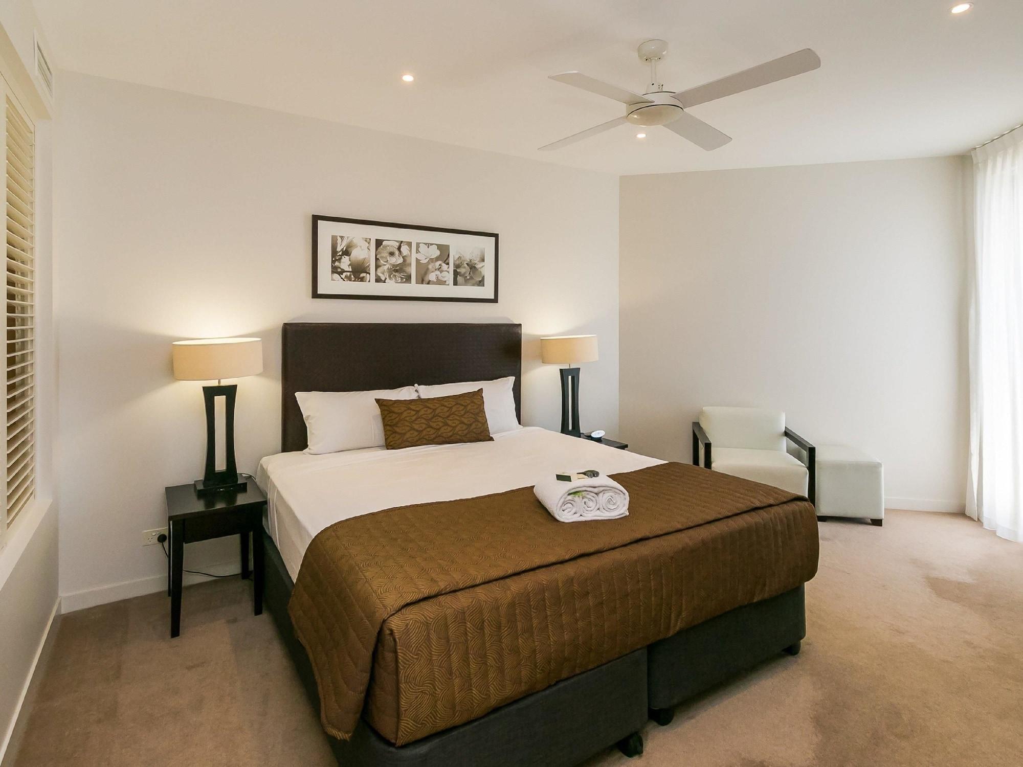 Grand Mercure Allegra Hervey Bay Buitenkant foto A bedroom at the hotel