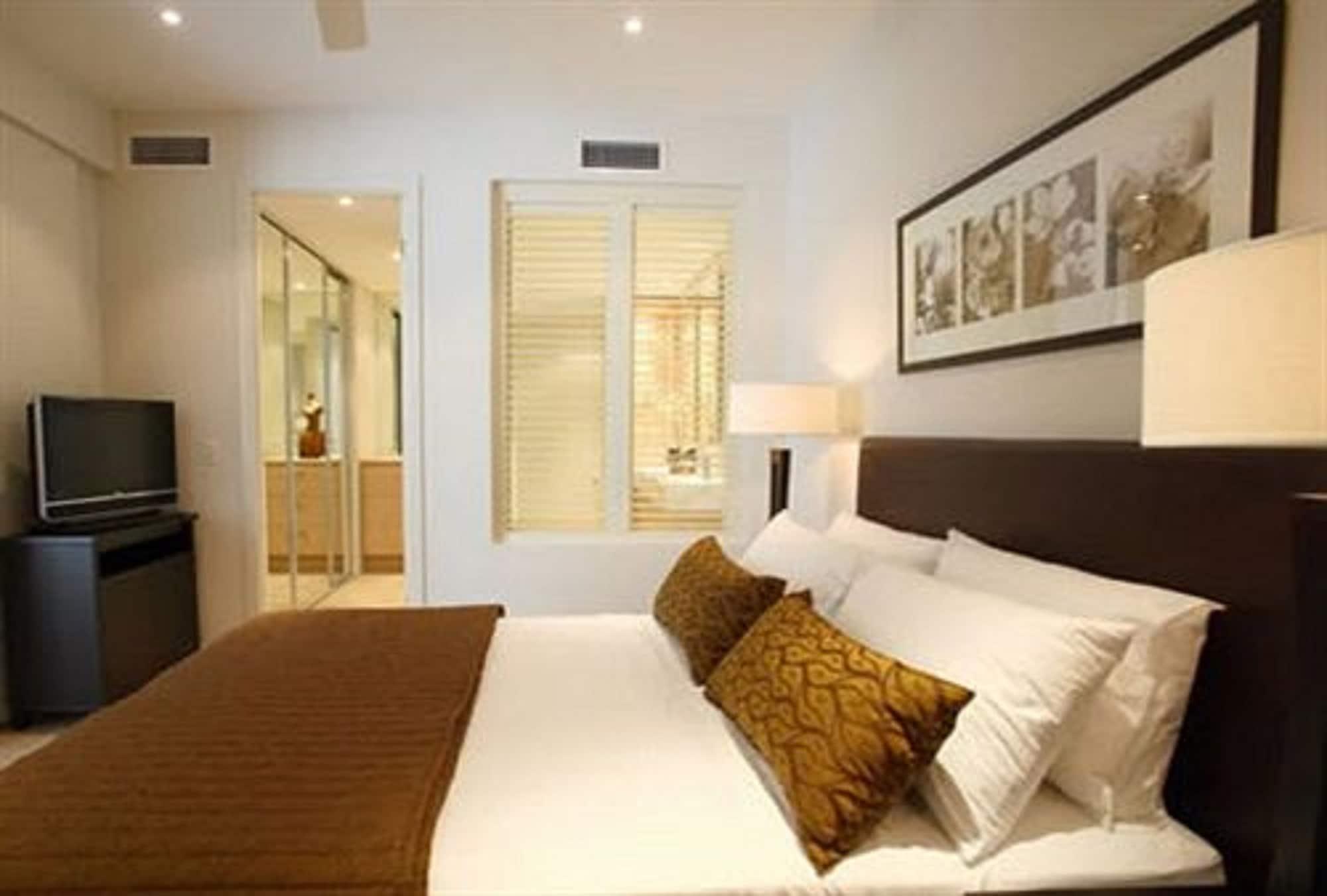 Grand Mercure Allegra Hervey Bay Buitenkant foto A bedroom at the hotel