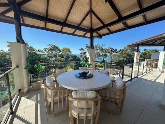 Grand Mercure Allegra Hervey Bay Buitenkant foto Rooftop terrace at the resort