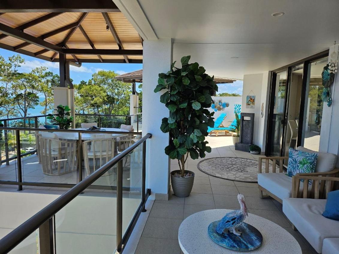Grand Mercure Allegra Hervey Bay Buitenkant foto A balcony at the Ritz-Carlton, Laguna Beach