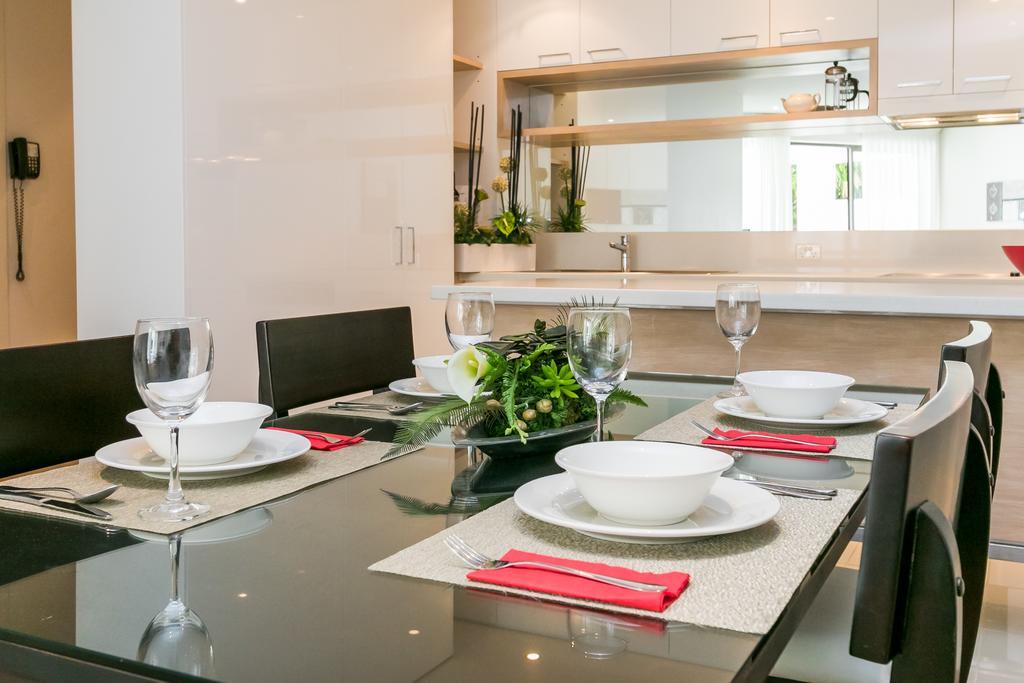Grand Mercure Allegra Hervey Bay Buitenkant foto A dining room table set for dinner