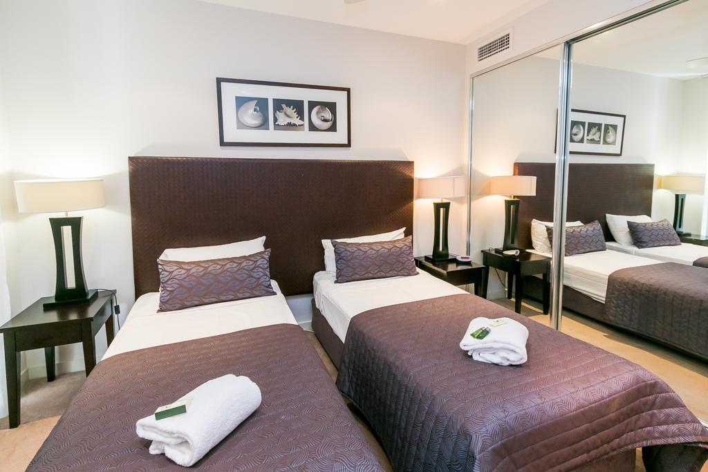 Grand Mercure Allegra Hervey Bay Buitenkant foto A bedroom at the hotel