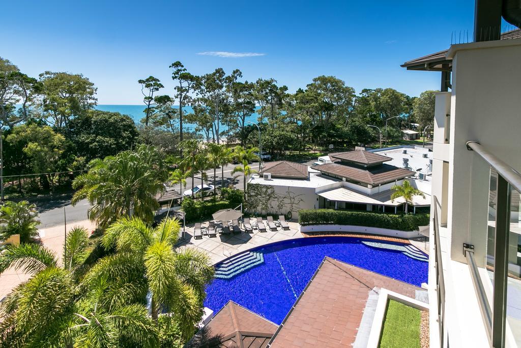 Grand Mercure Allegra Hervey Bay Buitenkant foto View of the pool at the Mantra on Saltwater Island