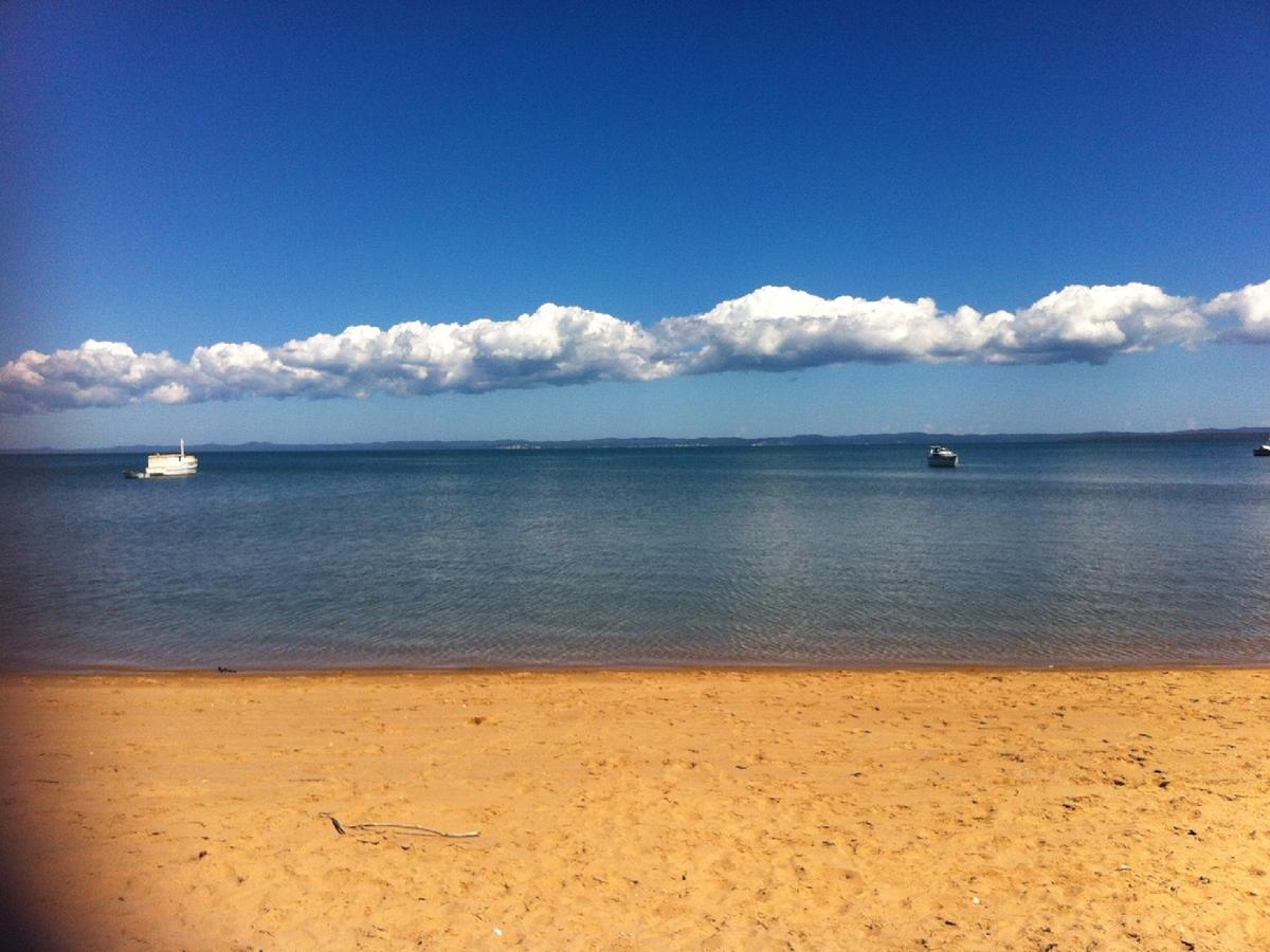 Grand Mercure Allegra Hervey Bay Buitenkant foto View of the bay from the beach