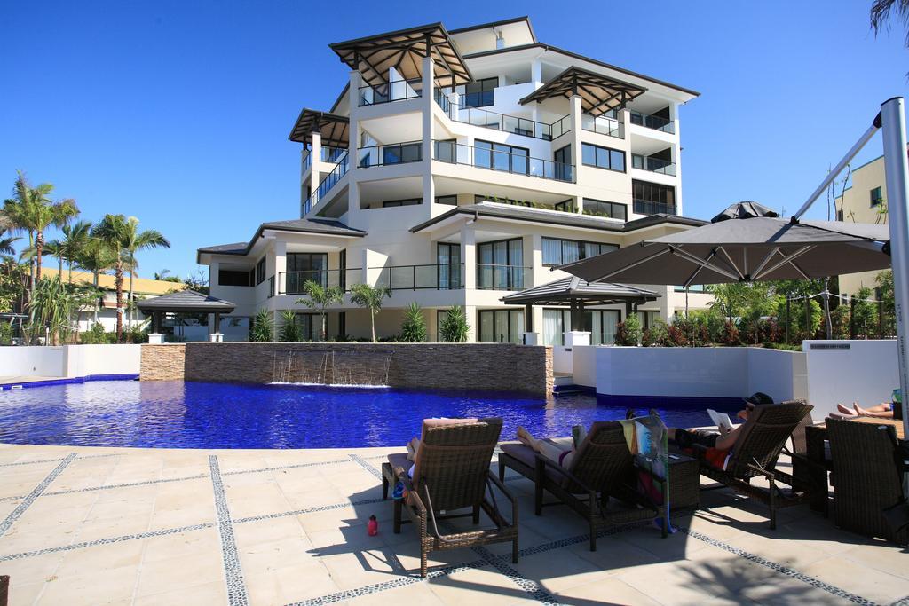 Grand Mercure Allegra Hervey Bay Buitenkant foto The pool at the Mantra on Saltwater Island