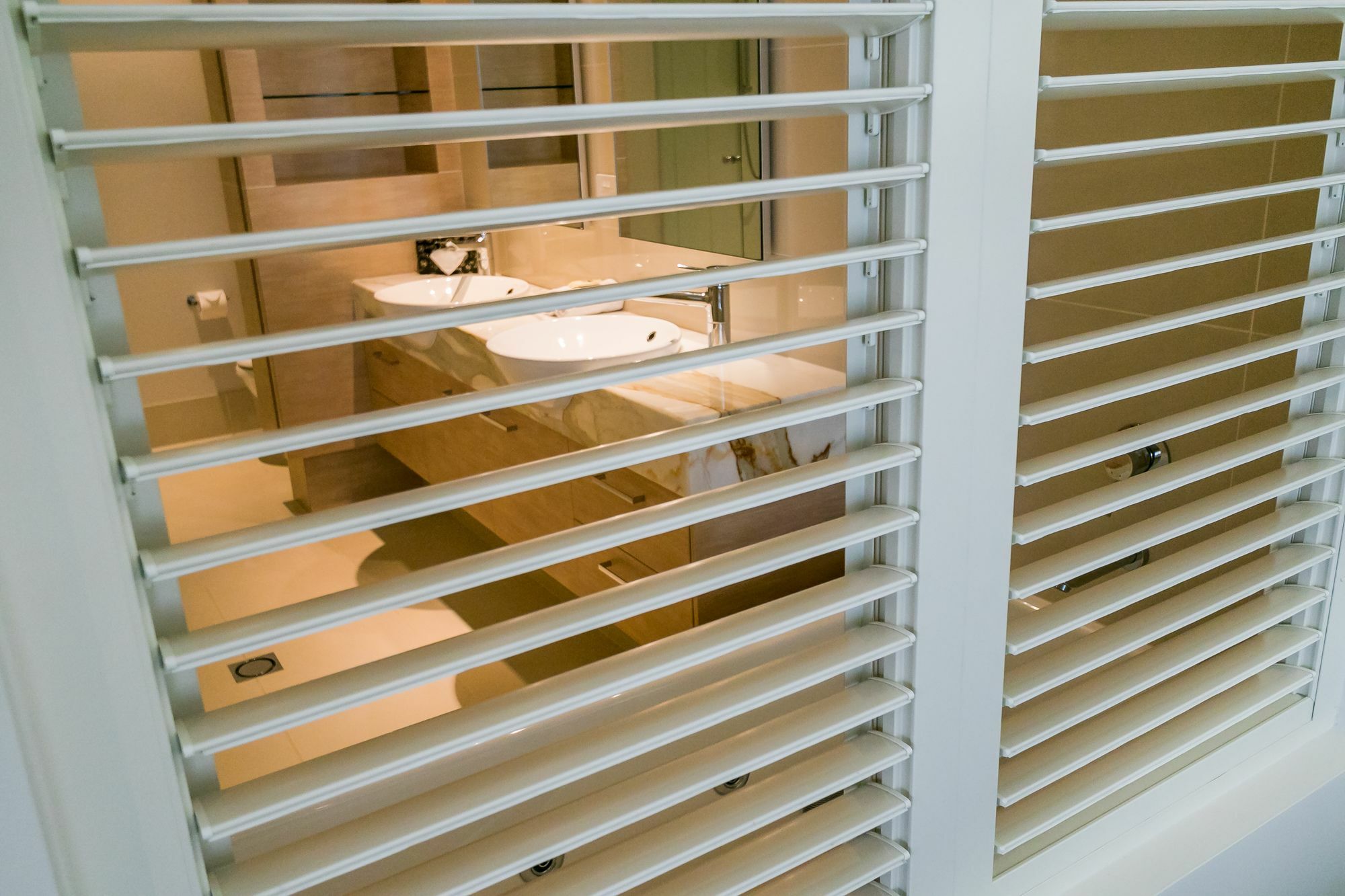 Grand Mercure Allegra Hervey Bay Buitenkant foto A window shutter