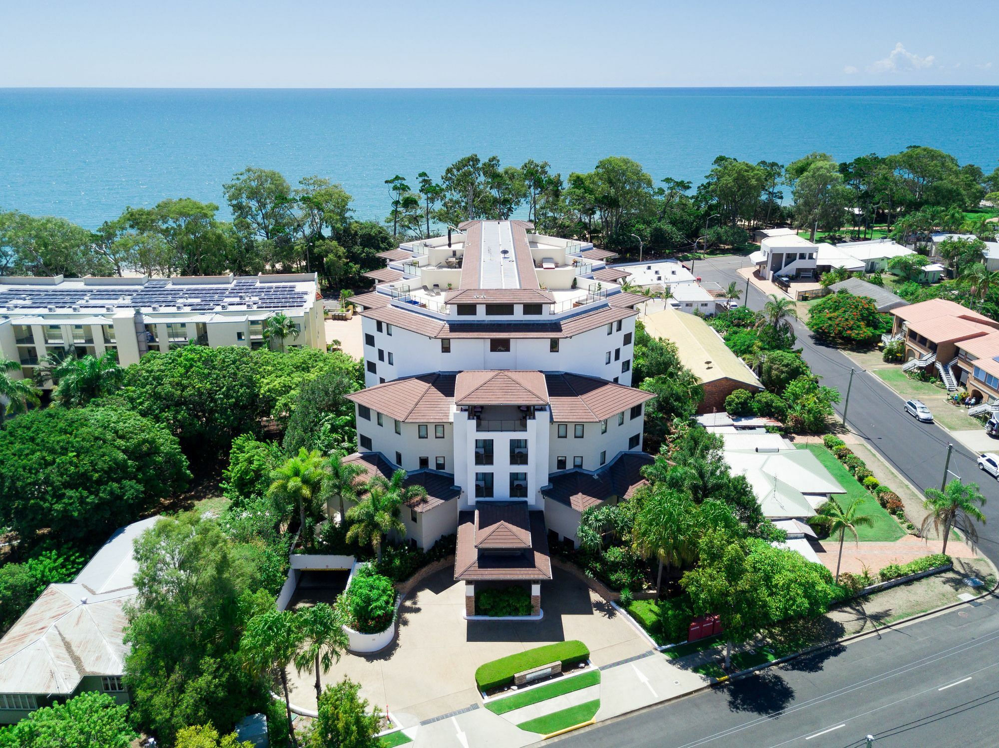 Grand Mercure Allegra Hervey Bay Buitenkant foto Aerial view of the complex