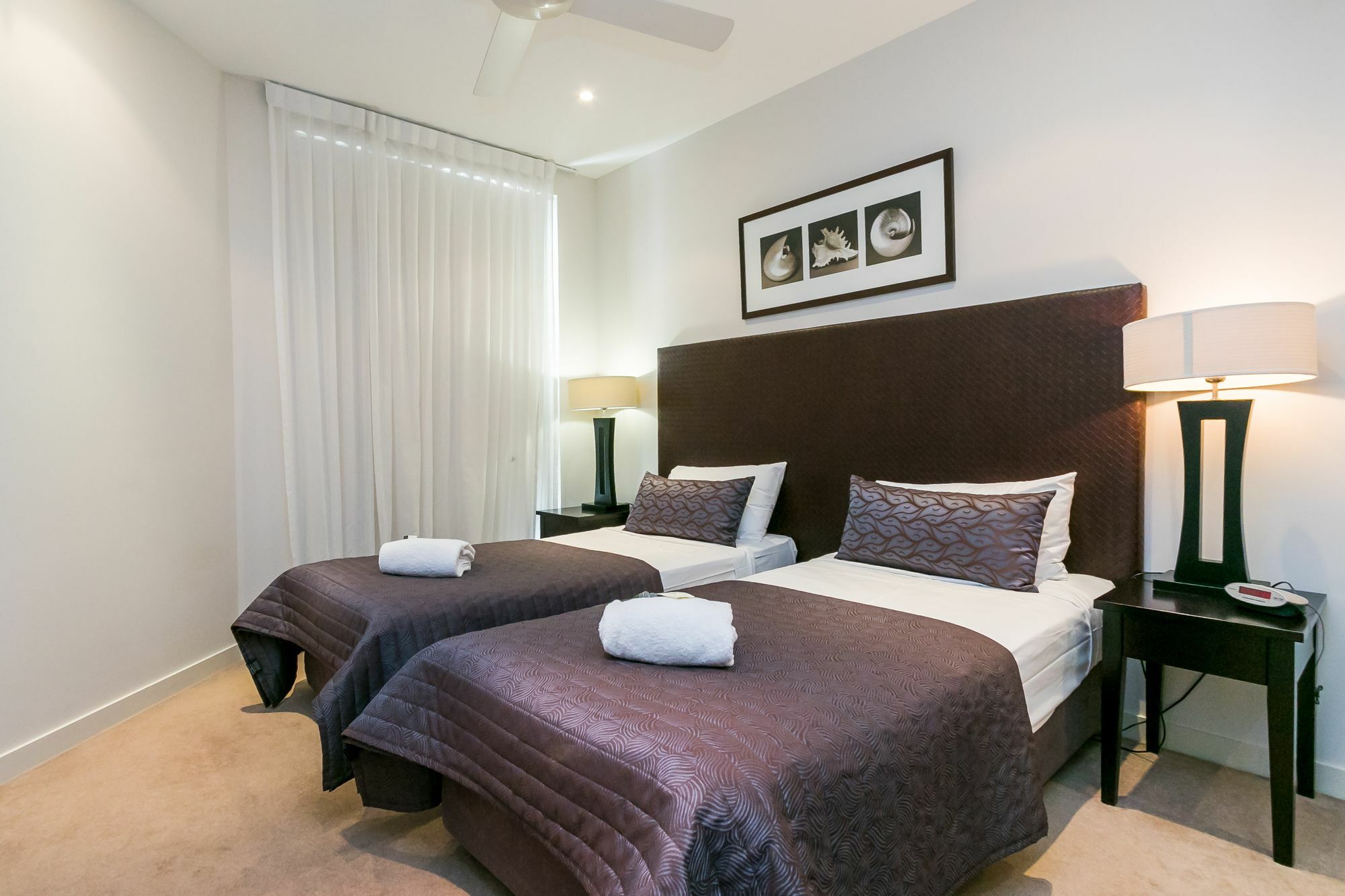 Grand Mercure Allegra Hervey Bay Buitenkant foto A bedroom at the Mantra on Broadbeach