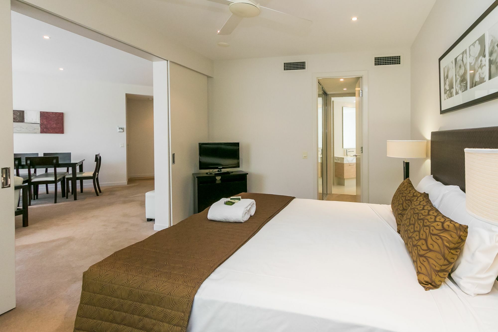 Grand Mercure Allegra Hervey Bay Buitenkant foto A bedroom at the Mantra on Lake Orr