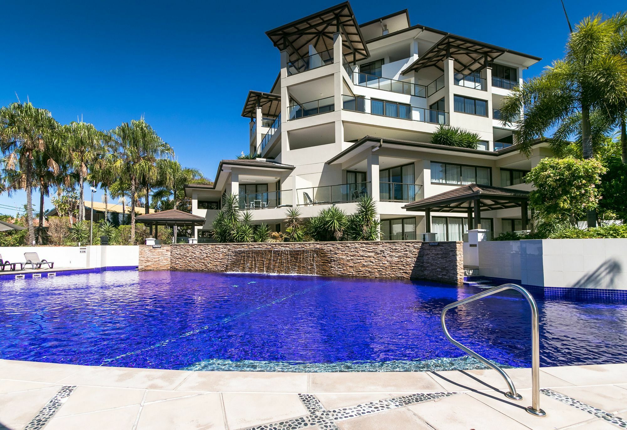 Grand Mercure Allegra Hervey Bay Buitenkant foto The pool at Peppers Mantra on Saltwater Island
